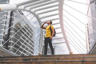 Sport Man yaptığı işten bir mola su içiyor