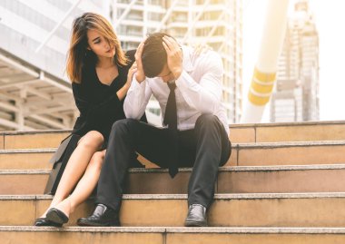 kız arkadaşı stresli bir boyfrined ofise Teselli veriyor