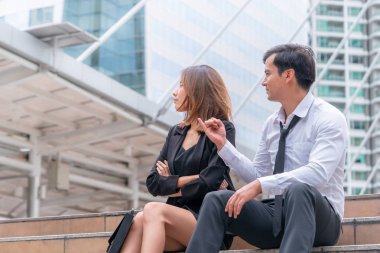 Ofis sevgilisi çift sorun yaşıyor, erkek arkadaşı kız arkadaşı telafi etmeye çalışın