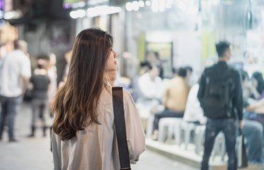 Asyalı kadın Hong Kong Gece Pazarı ile seyahat ediyor