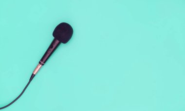 Müzik konsepti için mavi renk arka planda siyah mikrofon