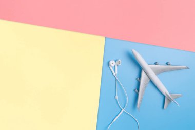 poster ve metin için mavi kopyalama alanı kulaklık ile düzlem