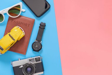 Mavi sarı pembe kopya alanı üzerinde iş seyahati için Roadtravel üst görünüm nesneleri