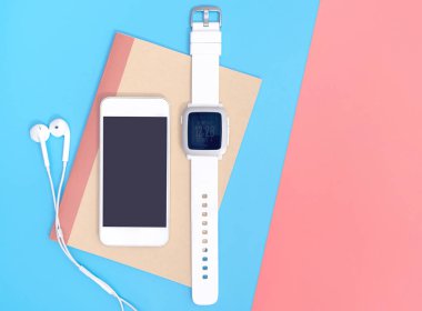 Blu üzerinde akıllı saat gadget'lar ile boş cep telefonu