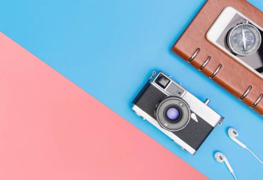 mavi ve sarı pembe arka plan üzerinde kamera pusula günlüğü