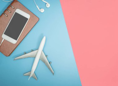 Hipster seyahat blogger yazar aksesuarları mavi sarı ve pembe flatlay