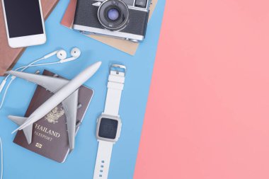 Mavi sarı pembe kopya alanı üzerinde iş seyahati için üst görünüm gadget'lar ve nesnelerseyahat