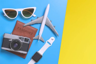 Mavi sarı kopyalama alanında iş seyahati için en iyi görünüm araçları ve nesneleri seyahat