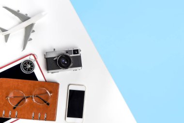 Beyaz üst görünümde seyahat nesneleri ve ekipmanları