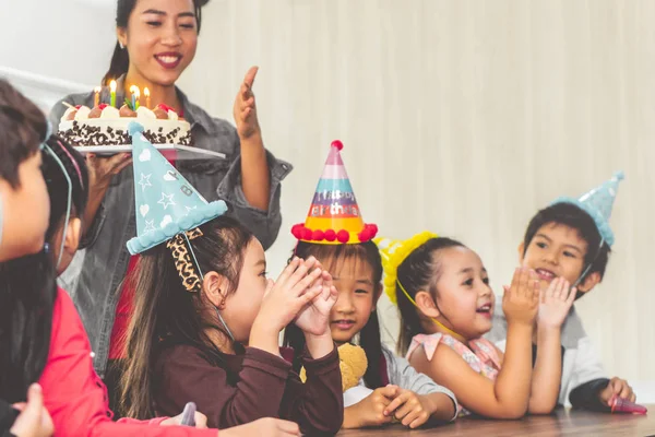 Grupa Dzieci Dmuchanie Tort Urodzinowy Urodziny Śpiew Szczęśliwy Urodziny — Zdjęcie stockowe