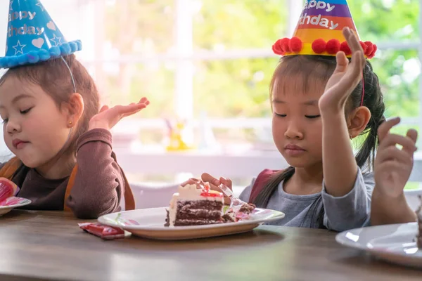 Παιδιά Της Ασίας Είναι Ευτυχισμένα Τρώγοντας Την Τούρτα Γενεθλίων Της — Φωτογραφία Αρχείου