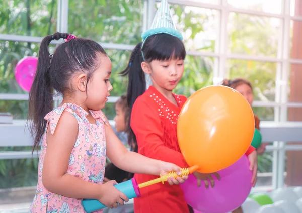 Niños Pequeños Jugando Globos Fiesta Cumpleaños — Foto de Stock