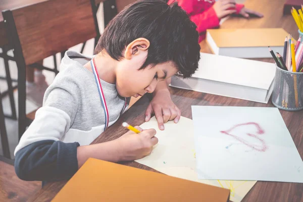 Student Dzieci Malują Papierze Grupie Art — Zdjęcie stockowe
