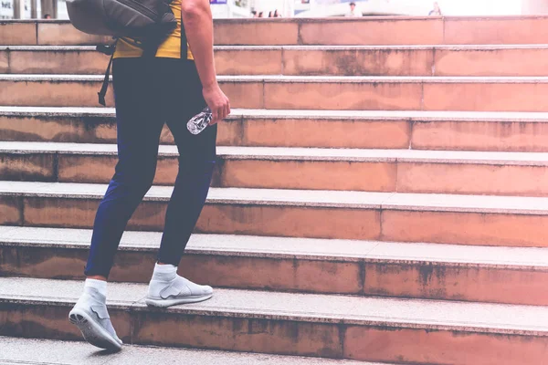 Hombre Deporte Hombre Está Caminando Por Escalera Ciudad Moderna — Foto de Stock
