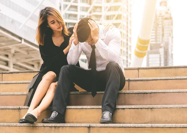 kız arkadaşı stresli bir boyfrined ofise Teselli veriyor