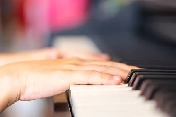Children Hand Joue Clavier Musical Piano — Photo