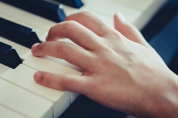 Kid Main Appuyant Sur Touche Piano Pour Concept Musique — Photo