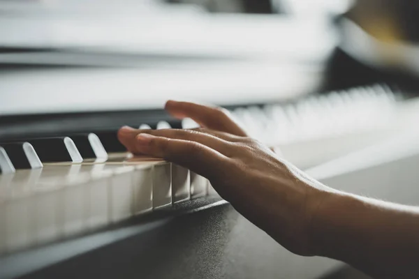 Piccola Mano Che Suona Musica Tastiera Verticale Pianoforte — Foto Stock