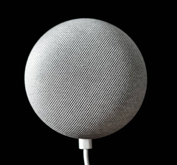 Bangkok, Tayland - 11 Kasım 2018. Google Home Mini akıllı bir yardım olarak kullanan bir akıllı hoparlör cihazıdır.