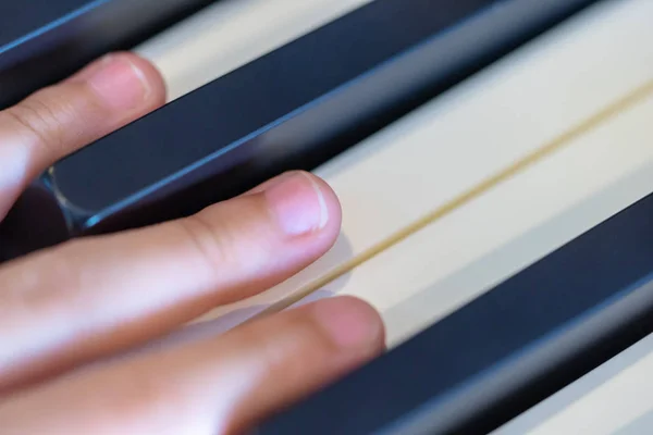 Mano Che Suona Musica Tastiera Pianoforte Chiuso — Foto Stock