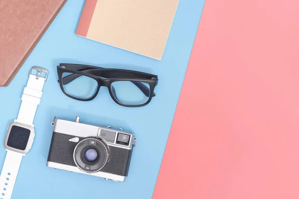 Hipster Blogger Reizen Objecten Blauw Roze Geel Kopie Ruimte Voor — Stockfoto