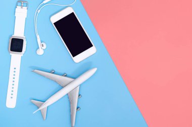 Merhaba teknoloji seyahat gadget ve aksesuarları mavi pembe kopya alanı düz üst görünümü yatıyordu