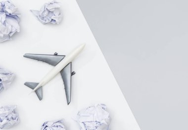 Oyuncak uçak beyaz ve gri dünya konsepti seyahat ediyor 