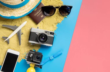 Yaz seyahat moda ve aksesuarları mavi pembe pastel üzerinde üst görünüm flatlay seyahat