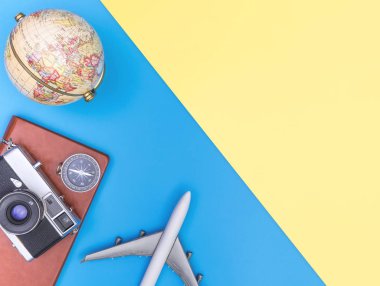 Seyahat aksesuarları nesneleri ve gadget'lar üst görünüm flatlay mavi sarı