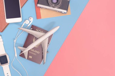 pasaport kamera ve uçak ile mavi pembe arka plan üzerinde seyahat nesneleri ve aksesuarları