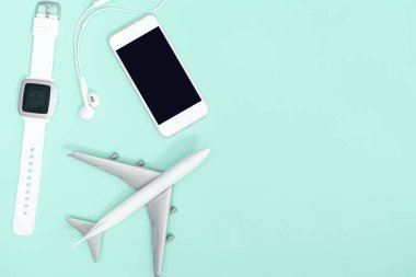 Merhaba teknoloji seyahat gadget ve aksesuarları mavi teal kopya alanı düz üst görünümü yatıyordu