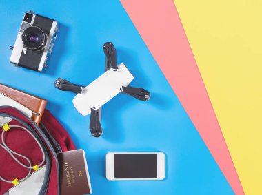 Backpacker turistik seyahat gadget'lar ve nesneler sırt çantası üst görünüm düz mavi pembe sarı yatıyordu