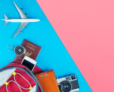 Mavi pembe kopya alanı backpacker seyahat ekipmanları 