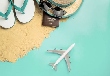 Yaz seyahat moda ve aksesuarları mavi teal pastel üzerinde üst görünüm flatlay seyahat