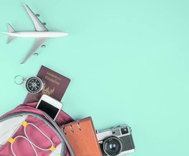 Ambalaj Belgeler ve gadget'lar dünya seyahat üst görünüm flatlay mavi pastel üzerinde