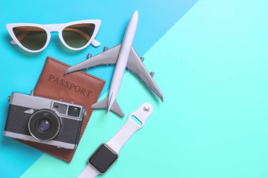 Seyahat aksesuarları nesneleri ve gadget'lar üst görünüm flatlay mavi ve teal
