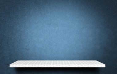 Mavi arkaplanda beyaz ürün rafı