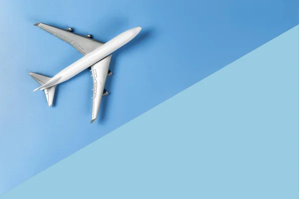 Avión Juguete Está Viajando Concepto Del Mundo Azul — Foto de Stock