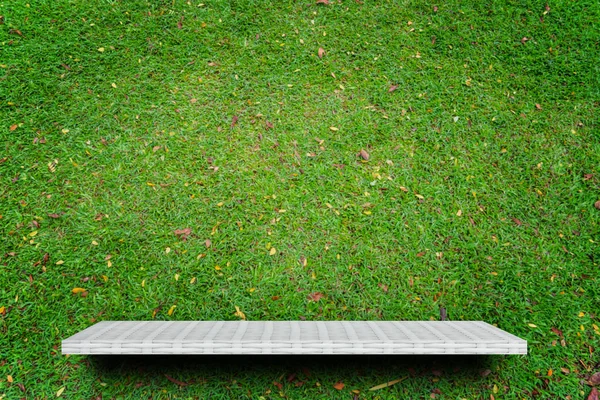 Lege Witte Plank Teller Groen Gras Voor Product Display — Stockfoto