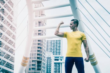 Genç spor adamı modern şehirde uzanan