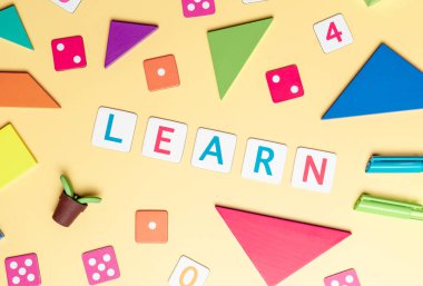 Çocuk eğitimi konsepti için renkli oyuncak ve nesnelerle öğrenin 