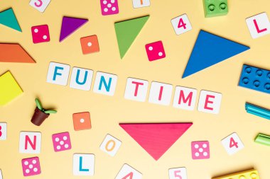 Çocuk eğitimi concep için oyuncak ve nesneleri ile eğlenceli zaman kavramı