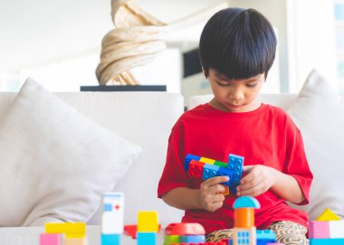 el ile oturma odasında Oyuncak blokları oynayan çocuk merhaba demek