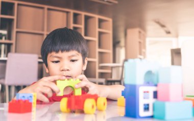 oturma odasında Oyuncak blokları oynayan çocuk