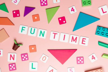 Renkli oyuncak arka plan ile Fun Time çocuk kavramı