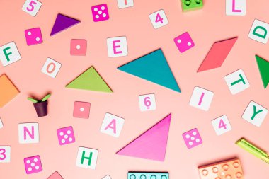 Oyuncaklar düz yatıyordu üst görünümü ile pembe arka plan üzerinde Çocuk oyuncaklar