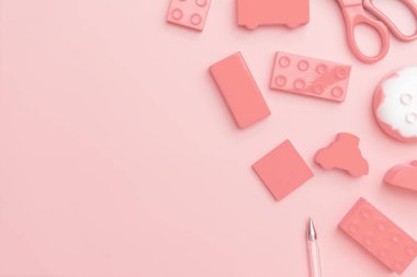 Oyuncaklar düz em ile üst görünüm yatıyordu pembe arka plan üzerinde Çocuk oyuncaklar
