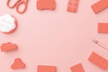 Oyuncaklar düz yatıyordu üst görünüm wi ile kırmızı arka plan üzerinde Çocuk oyuncak çerçeve