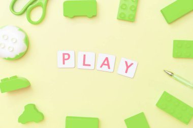 Çocuk eğitimi için oyuncak ve nesnelerle oyun ve öğrenme konsepti 