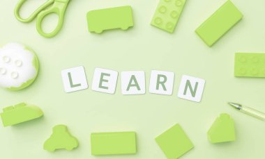 Yeşil çocuk eğitimi kavramı için oyuncak ve nesnelerle öğrenin 